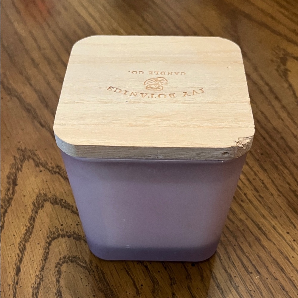Ivy Botanics Candle Co. Lavender‎ Calm scented candle - Picture 3 of 7